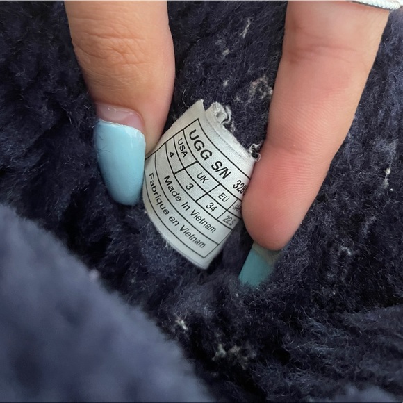 Girls UGG Boots Purple with Bailey Bows in the back, Size 4 - Picture 4 of 4